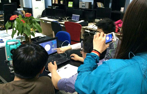 燃動技術人員與院校老師進行專業溝通